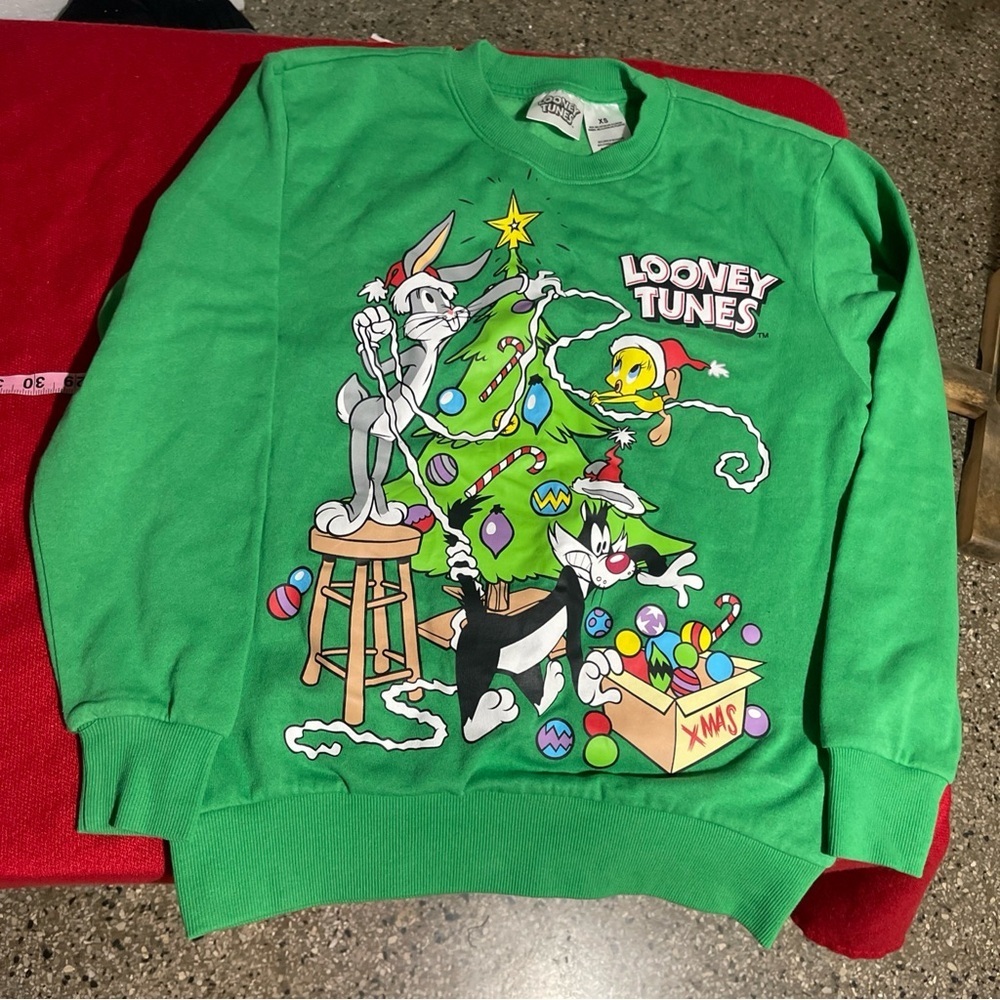 Looney Tunes Christmas Tree
Sweatshirt Adult Size M Green Graphic
Crew Neck